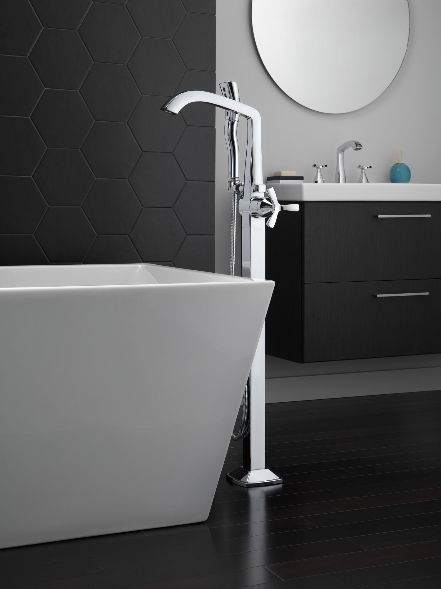 T47766-BLFL Накладка наполнителя ванны на полу с одной ручкой Delta Faucet Stryke Матовый черный  - Вид №2