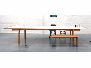 Деревянный прямоугольный стол