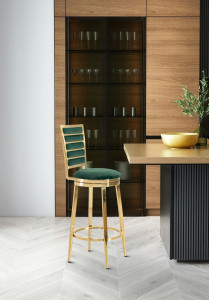 Высокий бархатный стул со спинкой