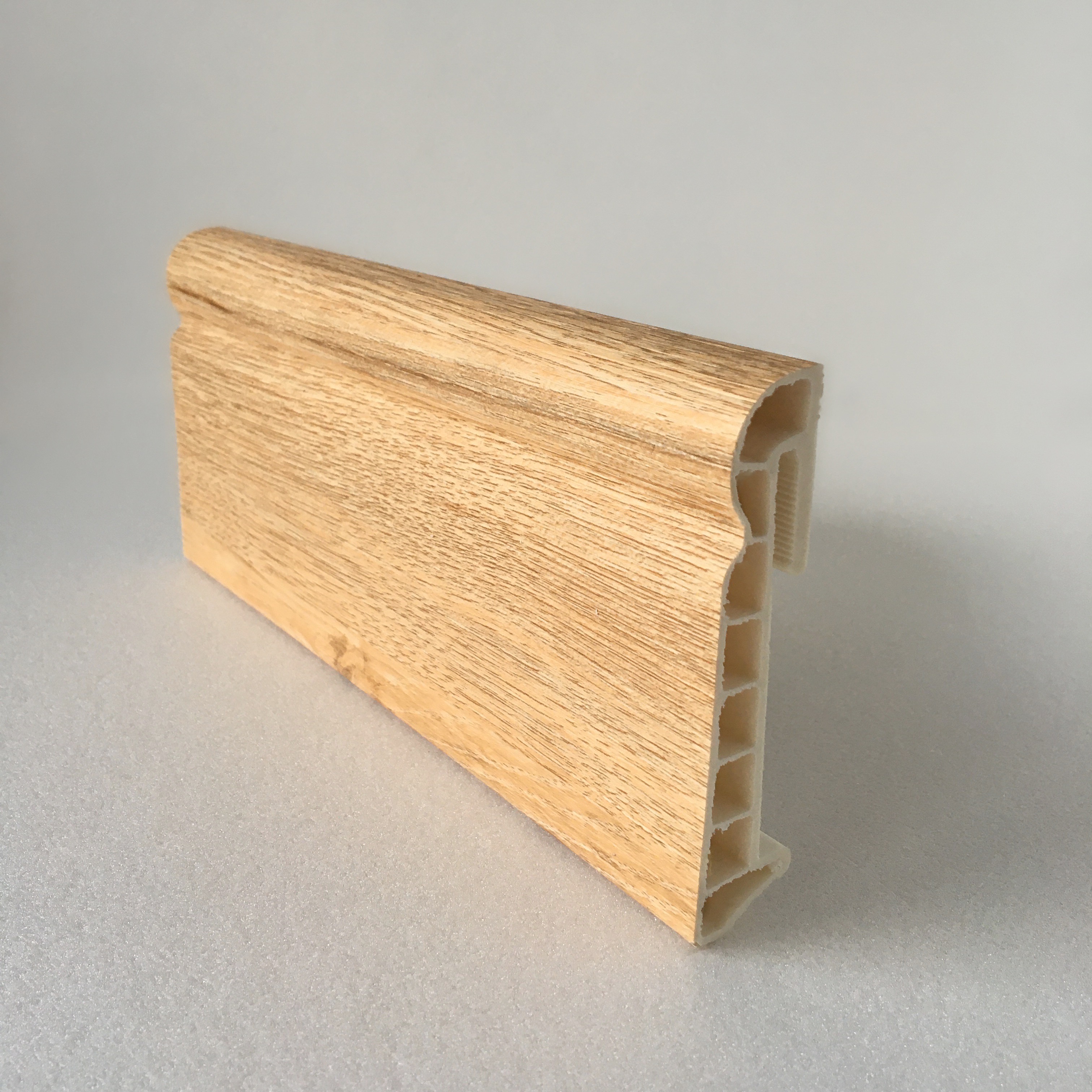 Напольный плинтус  Каштан 85мм DEKOR PANEL DP081