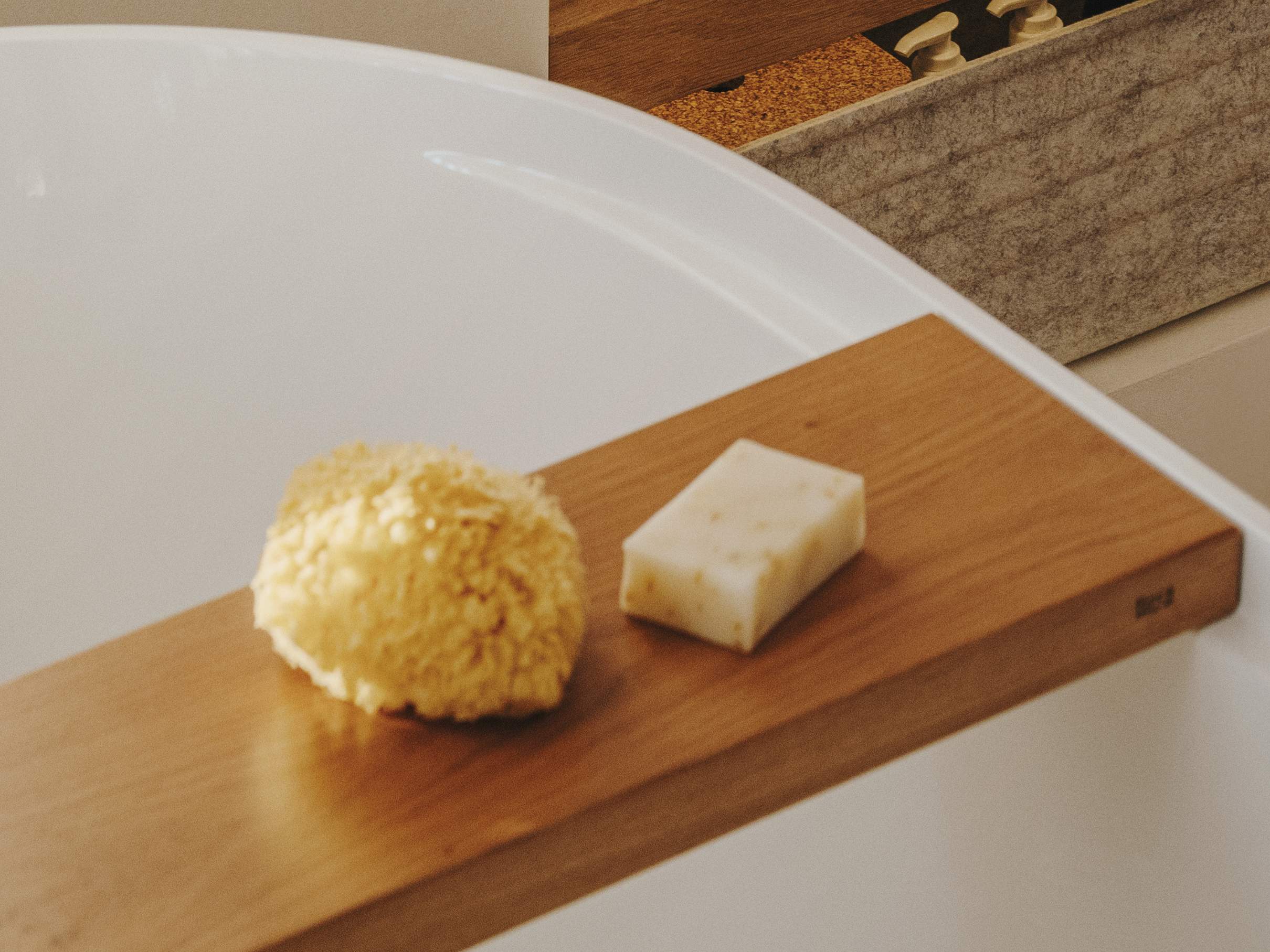 Овальная ванна в центре комнаты в Stonex® Roca Tura ARCH-00058759 - Вид №2