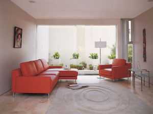 Кожаное кресло с подлокотниками