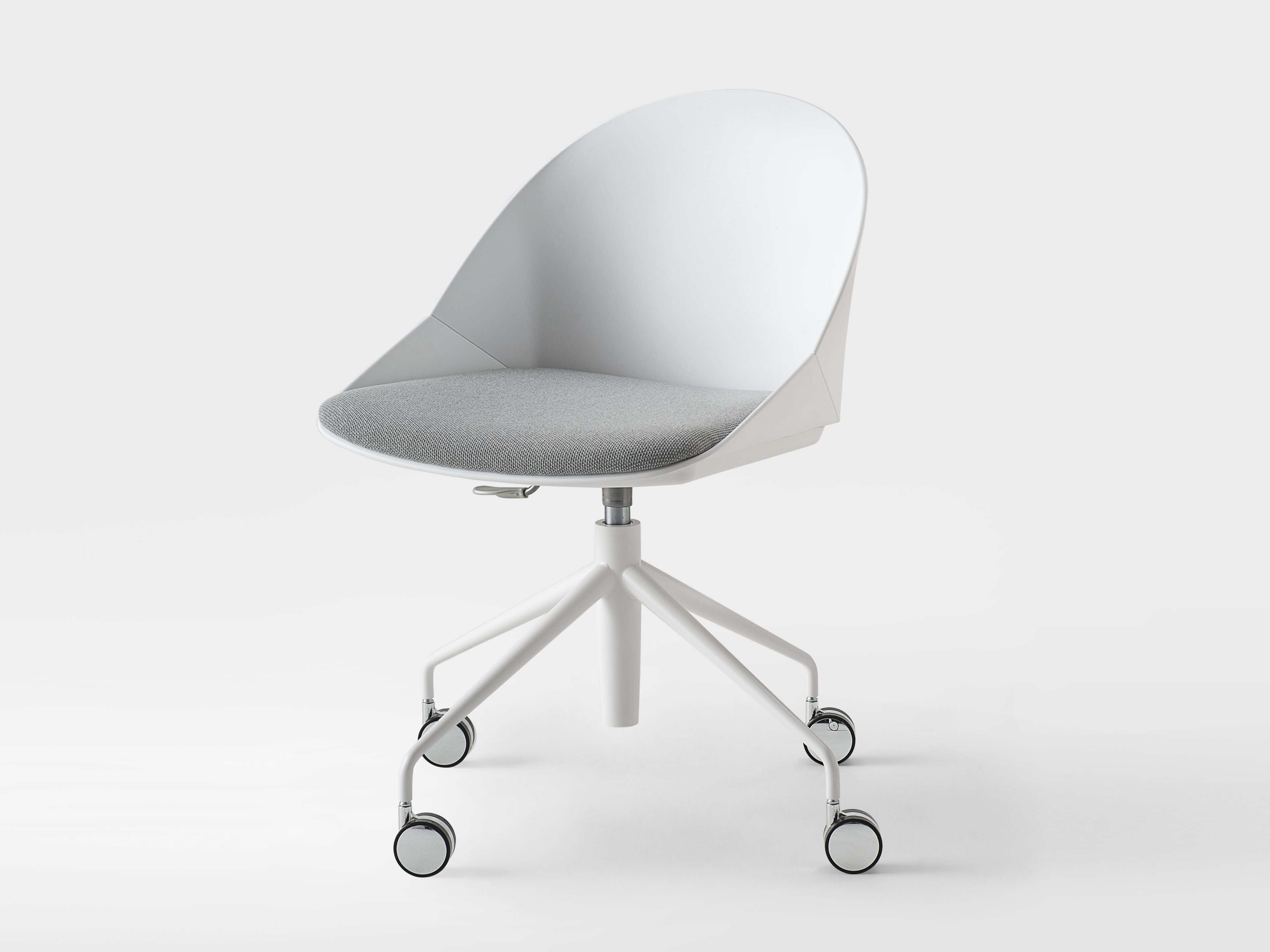 Вращающееся кресло из полипропилена с колесами Kastel Kross ARCH-00104428