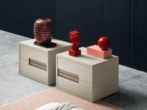 Devina Nais Прямоугольная прикроватная тумба из массива дерева с ящиками