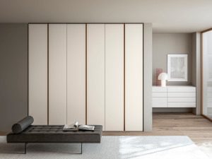 Шкаф с распашными дверцами