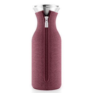 567992 Графин fridge в неопреновом текстурном чехле 1 л гранатовый Eva Solo