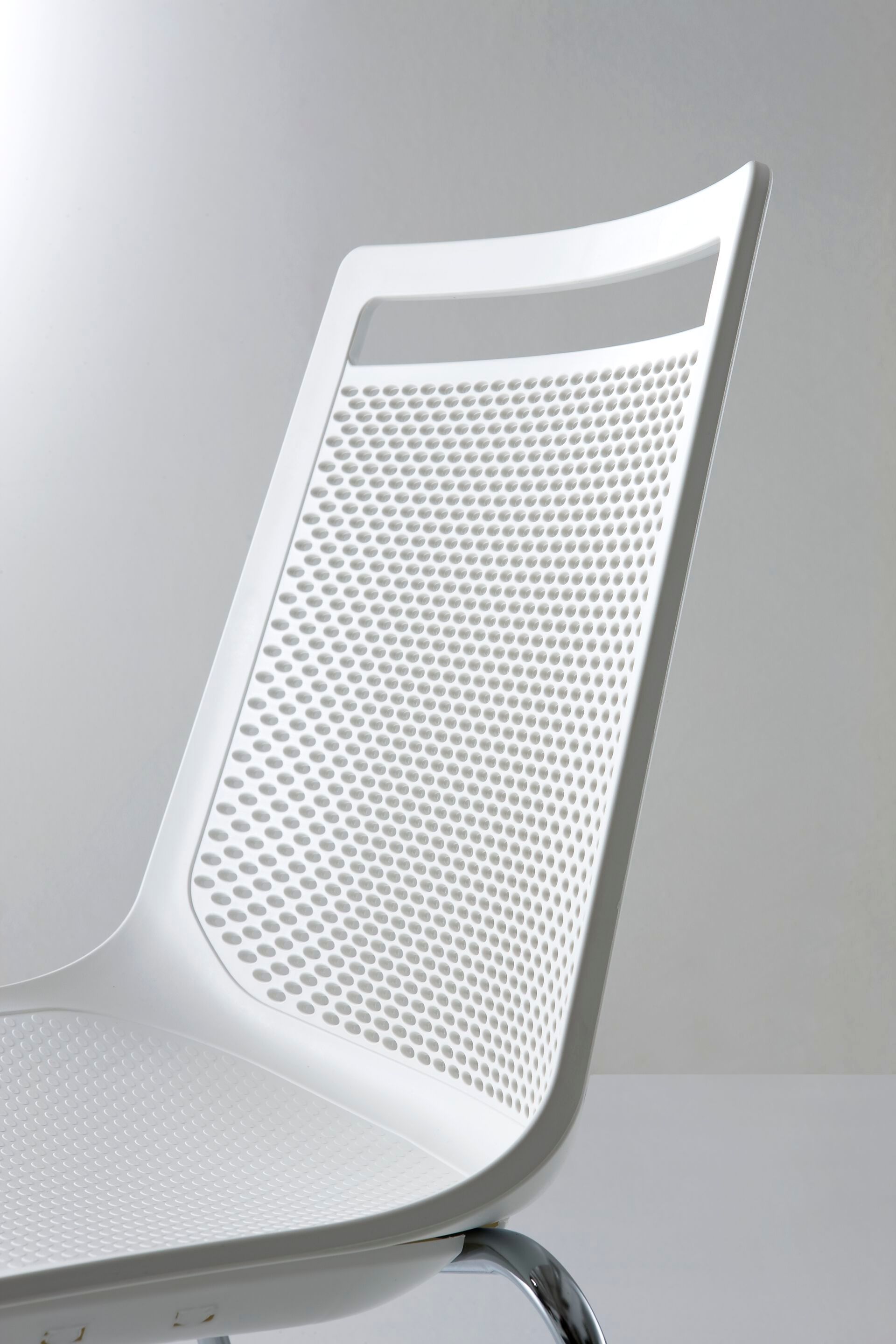 Стул из инженерного пластика со встроенной подушкой и металлическим каркасом GABER Akami ARCH-00018268