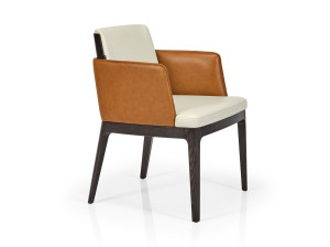 Кожаный стул с подлокотниками