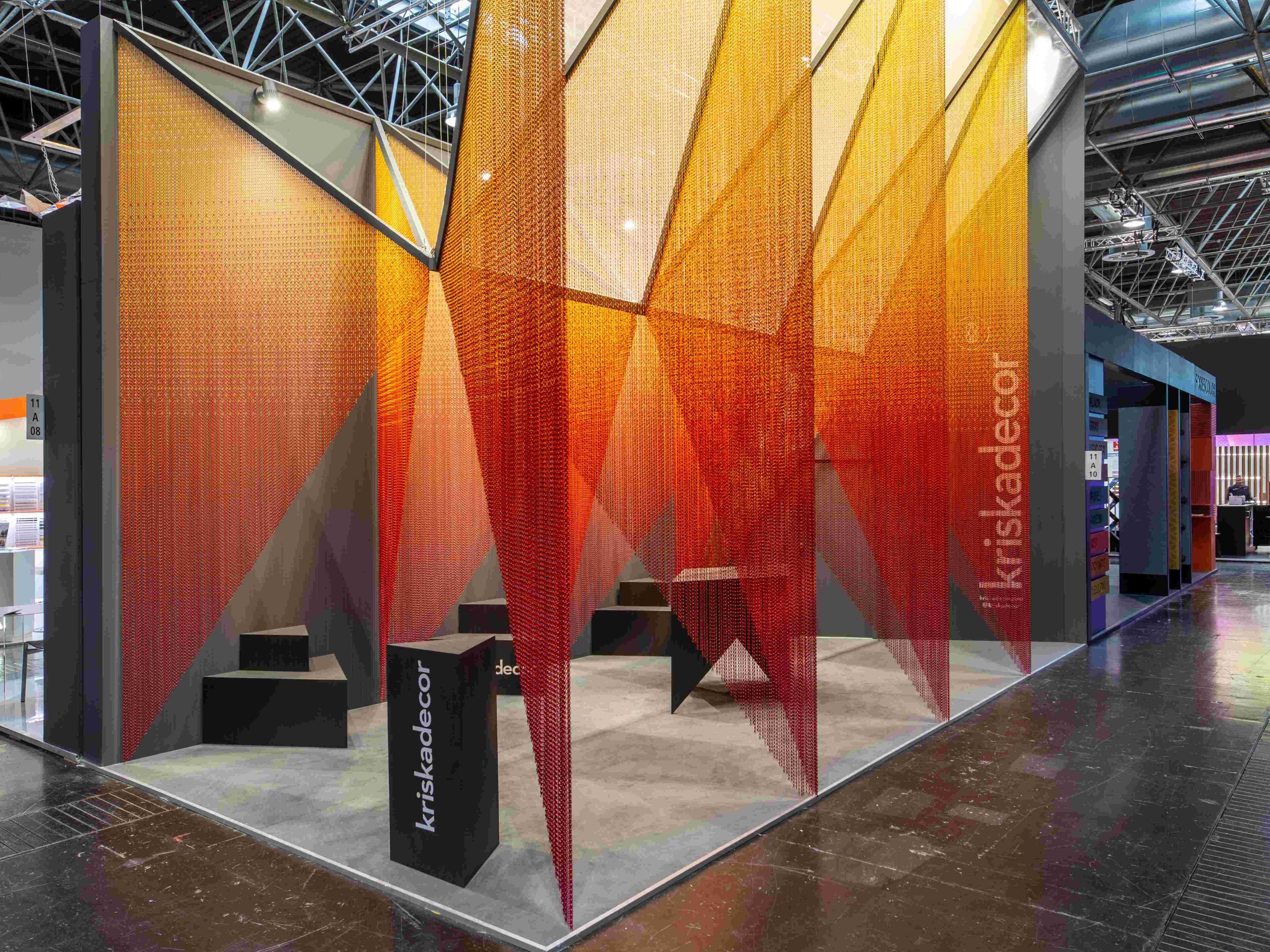 Алюминиевая цепь водопад занавес Kriskadecor EUROSHOP 2020 STAND ARCH-00144522