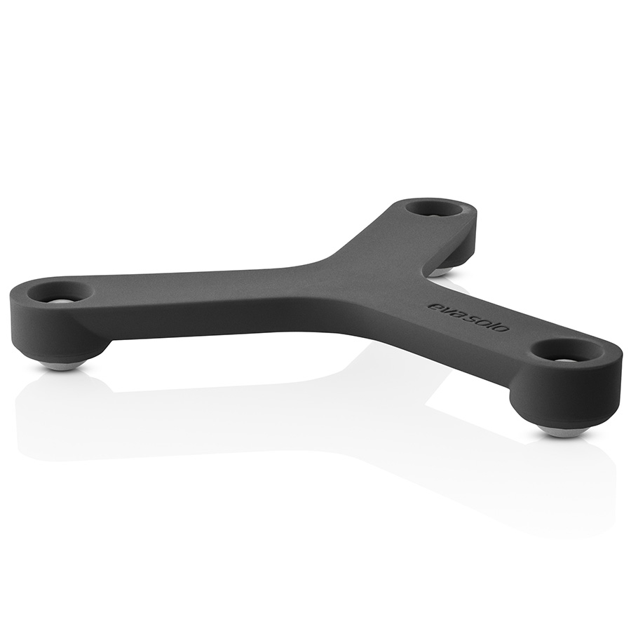 530756 Подставка под горячее на колесиках черная Eva Solo 