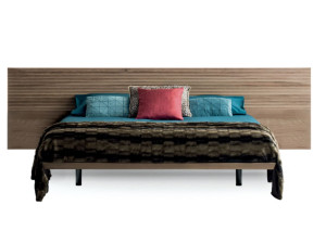 Двуспальная кровать из массива дерева