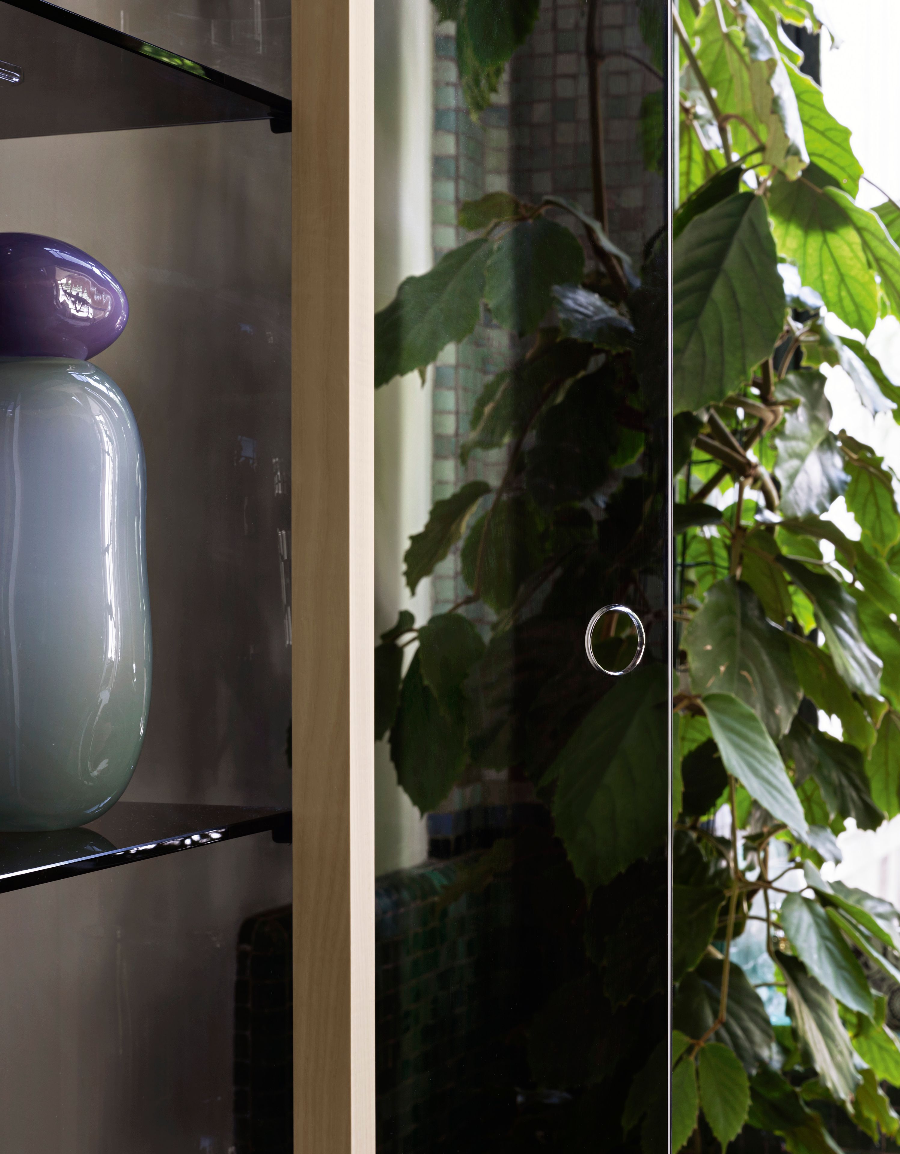 Витрина из дерева и стекла Miniforms JUNO ARCH-00044463 - Вид №1