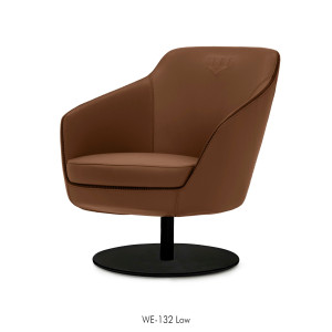 Кожаное кресло с подлокотниками