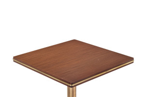 Квадратный стол из дерева и металла