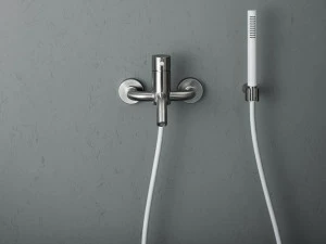 Quadrodesign Смеситель для ванны настенный с ручным душем Source
