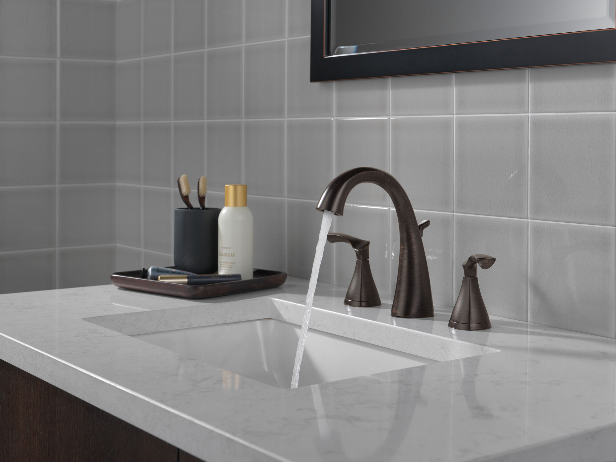 35748LF-RB Смеситель для ванной комнаты с двумя ручками Delta Faucet Sandover Венецианская бронза  - Вид №2