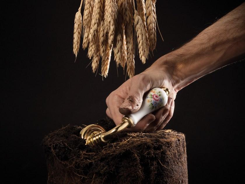 LINEA CALI' Металлическая ручка в классическом стиле на пластине с накладкой Dalia sun-id-1405898 - Вид №1