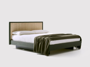 Деревянная двуспальная кровать с изголовьем из спинного мозга