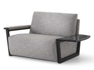 Тканевое кресло с подлокотниками