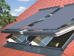 Открытый занавес окна крыши