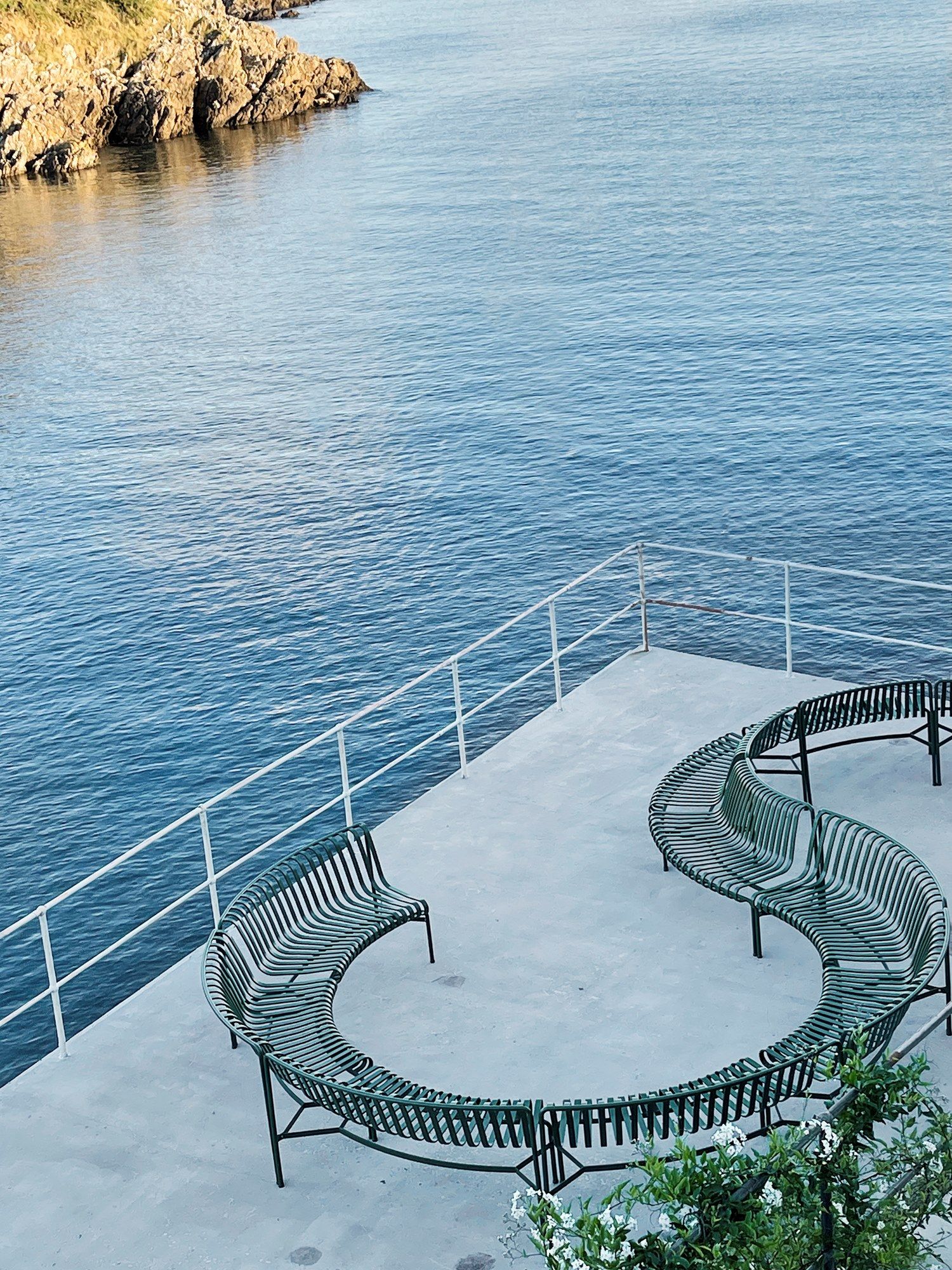 Стальная садовая скамейка с порошковым покрытием со спинкой Hay Палисад ARCH-00074175 - Вид №57