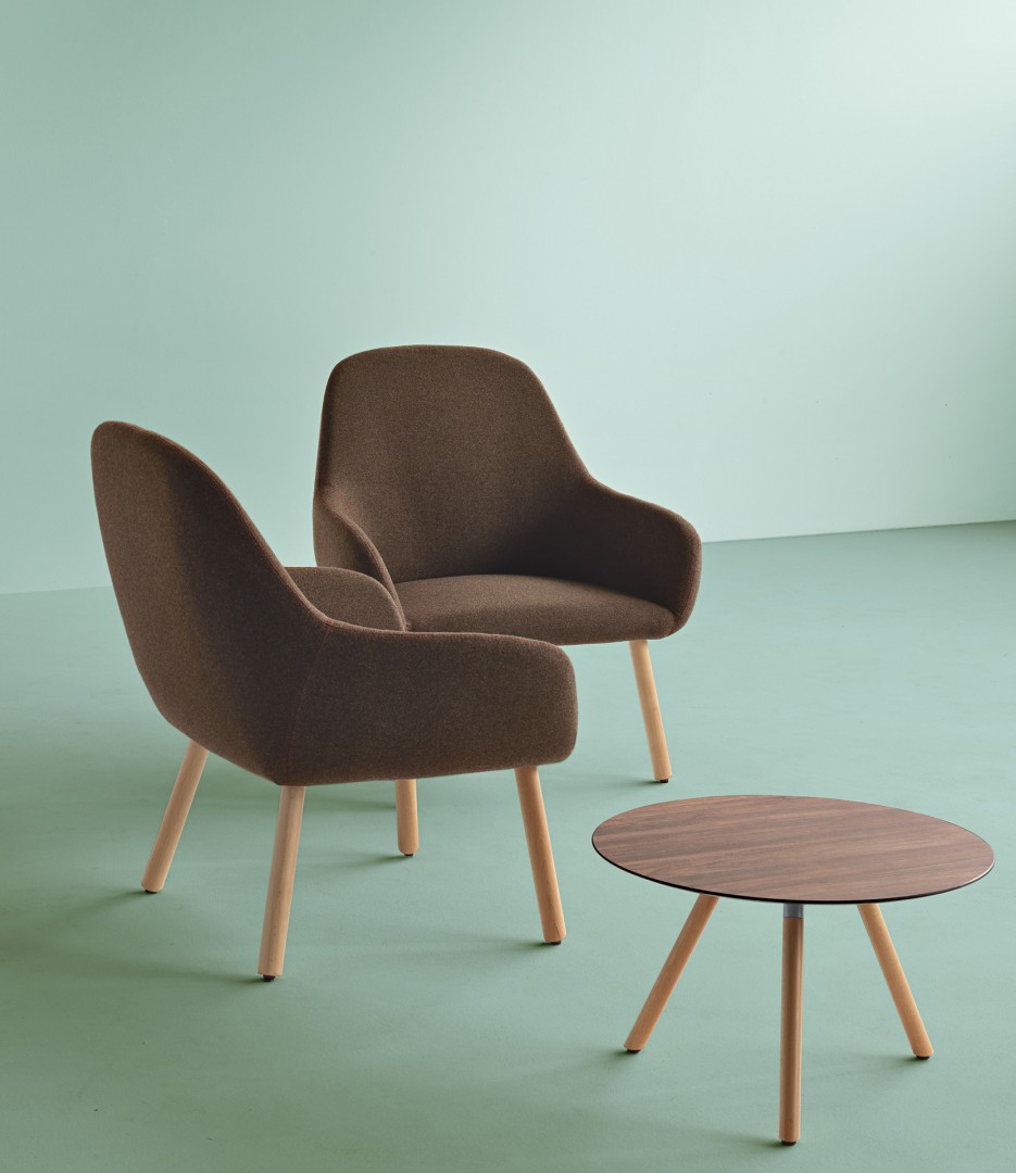 Myra 659 Кресло с четырьмя ножками на деревянной раме и тканевой обивкой. Выпускается из пенопласта с впрыском политуретана в соответствии с правилами пожарной безопасности Великобритании. Et al. Myra - Вид №4