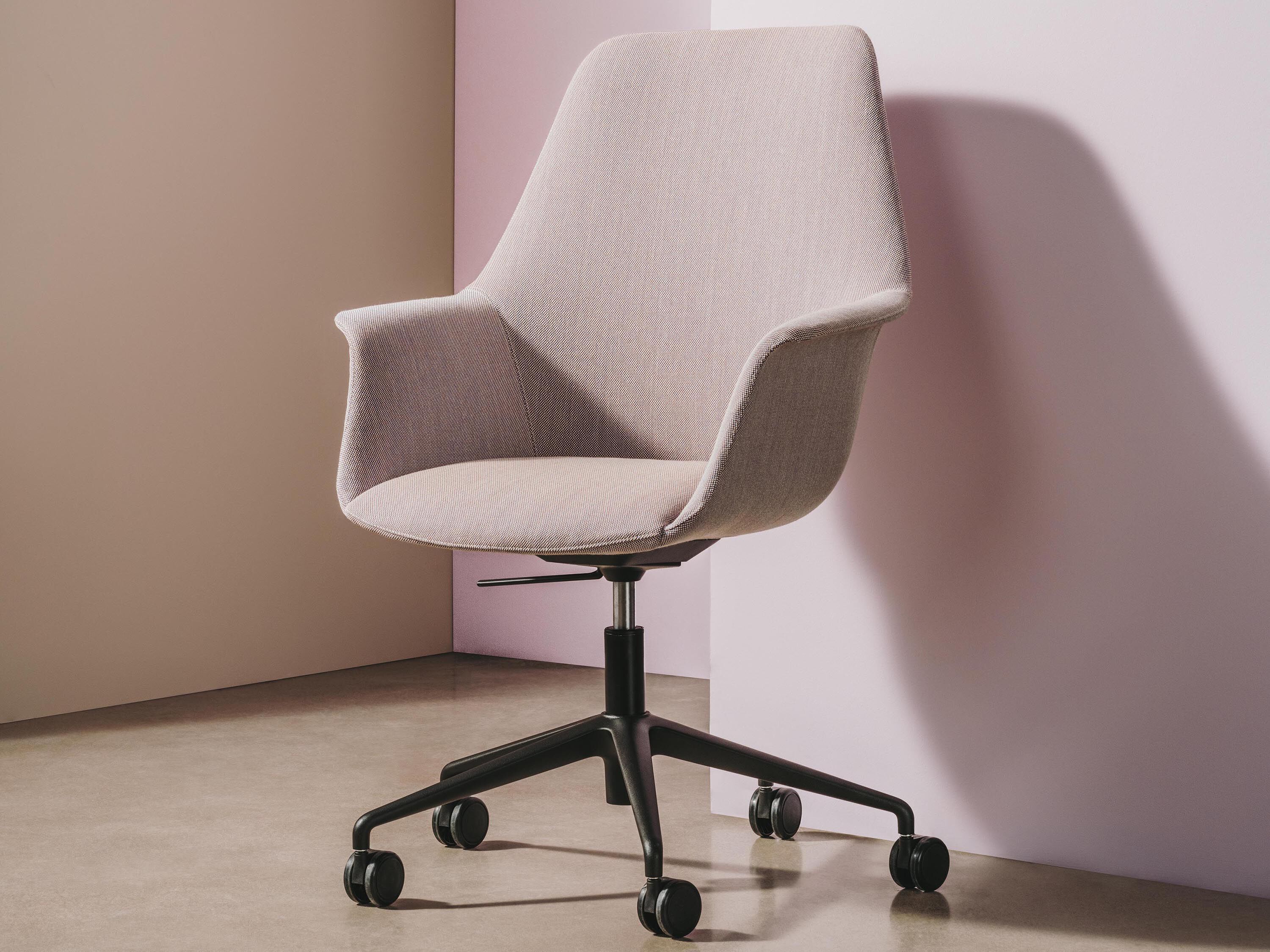 Тканевый поворотный регулируемый по высоте офисный стул с колесами Andreu World Gala Executive ARCH-00121704 - Вид №1