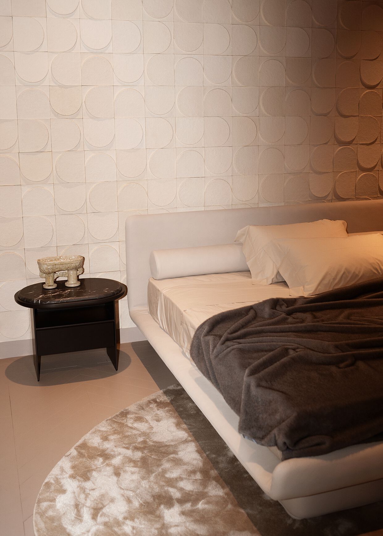 Деревянная овальная тумбочка с мраморной столешницей Gallotti&Radice Sensei ARCH-00063103