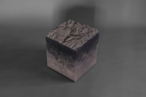 Низкий журнальный столик с бархатной подкладкой