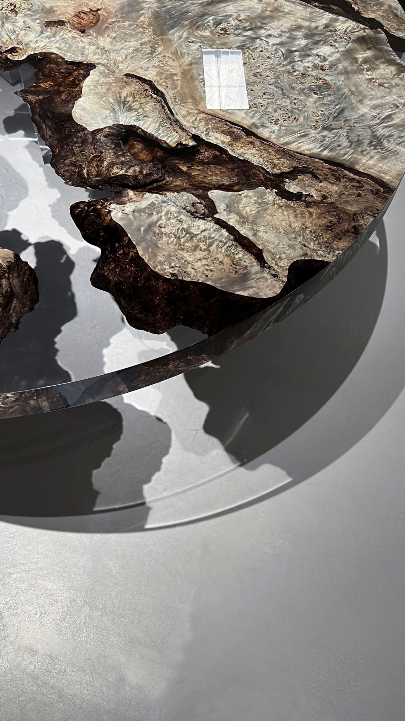 Круглый стол из тополя и смолы alcarol Geomorphic 2023 ARCH-00050621 - Вид №5