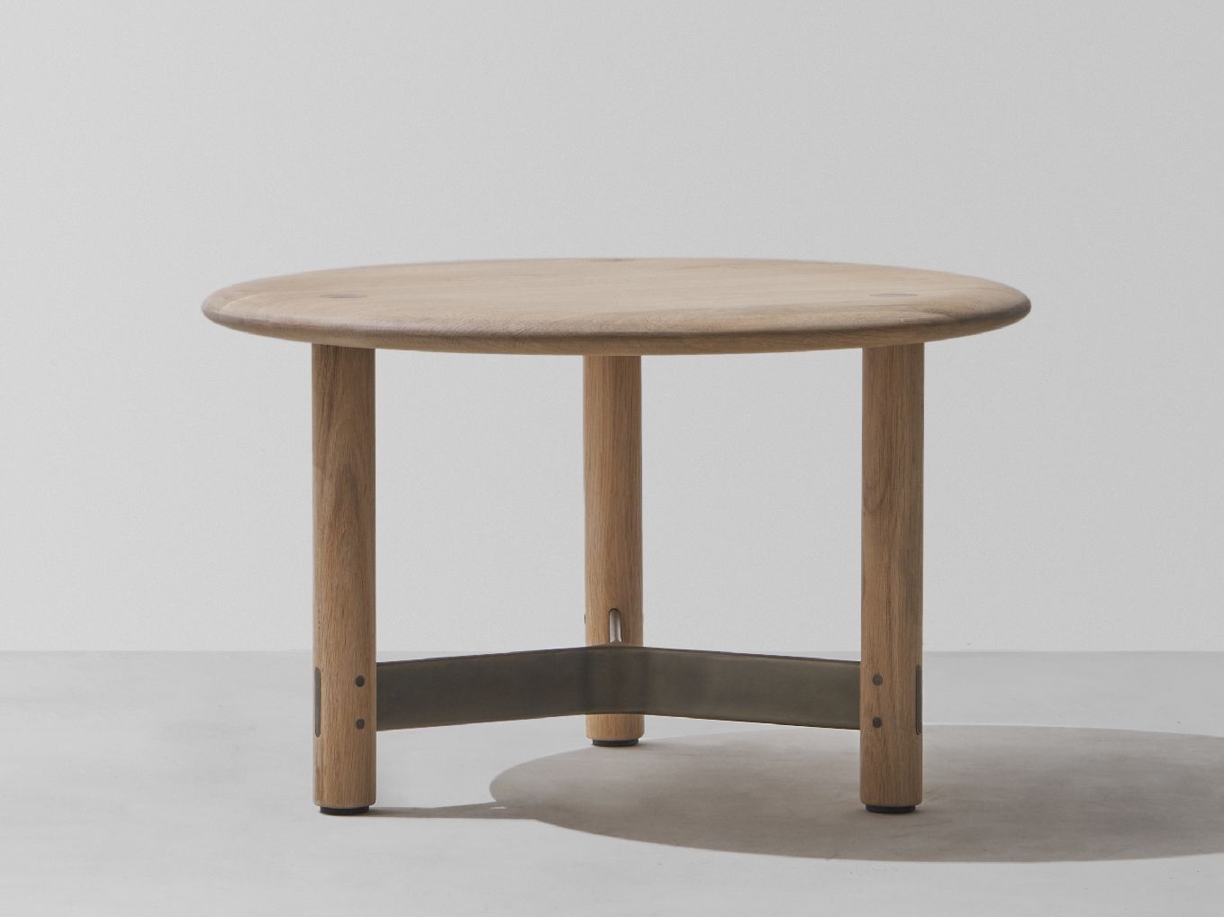 Круглый низкий журнальный столик из дуба District Eight Stilt ARCH-00024843
