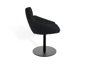 Мягкий стул с низкими подлокотниками