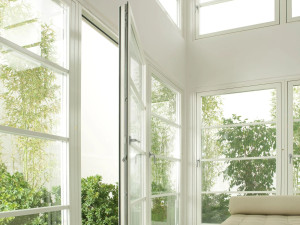 Window made of laminated wood with an external aluminum clad