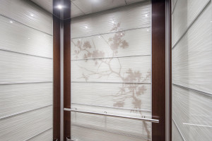 FSRT704 Интерьер лифта Levele-102 с захватными панелями из стекла vivigraphix graphica с прослойкой с индивидуальным каирским узором и стандартной отделкой, шпон дерева венге; Круглые перила в отеле Park Central, нью-йорк, нью-йорк Forms-surfaces 