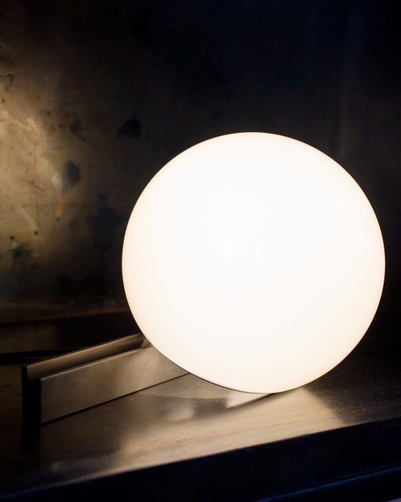 Светодиодная настольная лампа из опалового стекла и матовой латуни Michael Anastassiades REST ARCH-00022720 - Вид №1