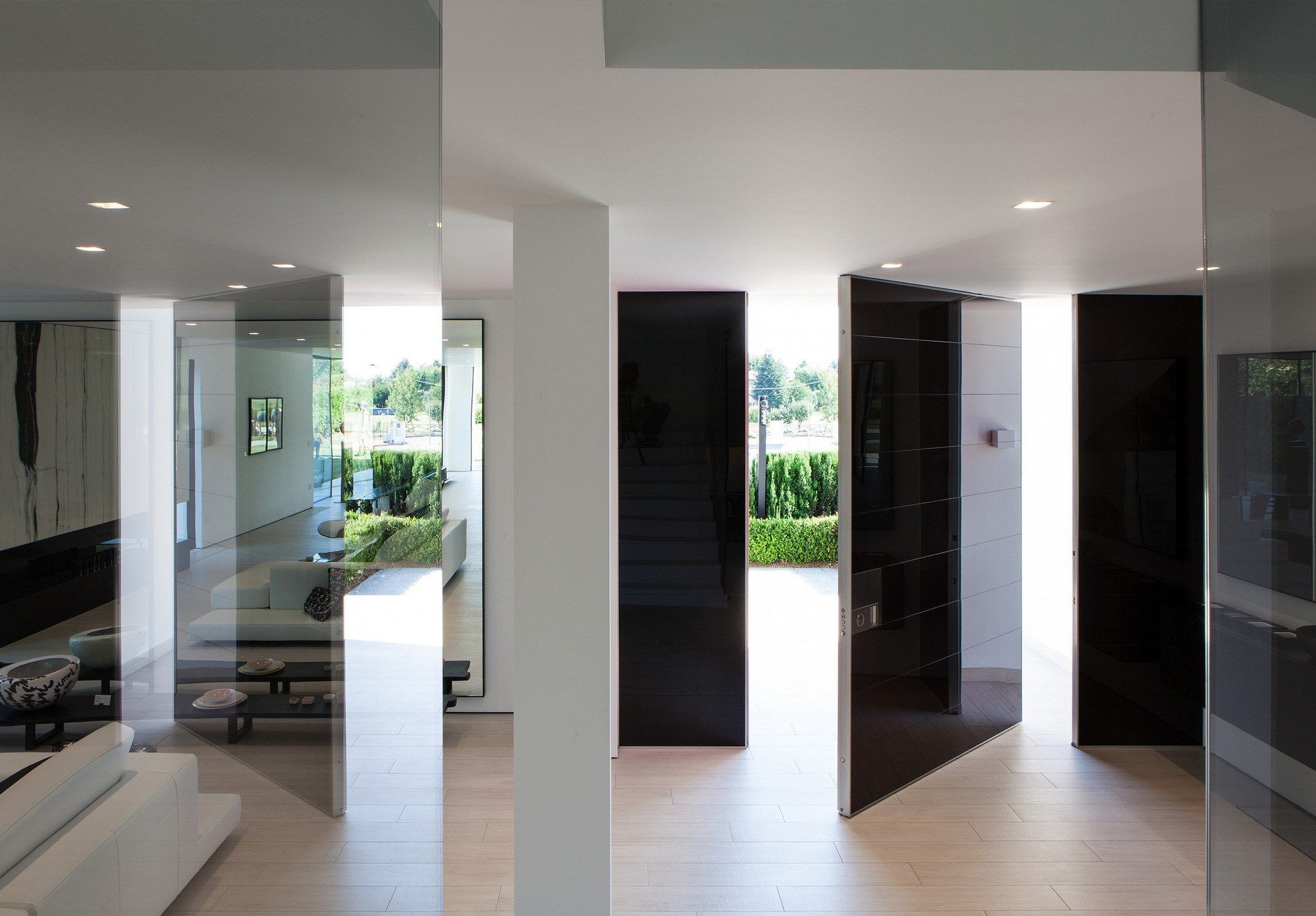 Бронированная дверь с полированным стеклянным покрытием Oikos Synua ARCH-00047736 - Вид №3