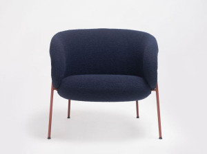 Кресло с 4 ножками из ткани с подлокотниками