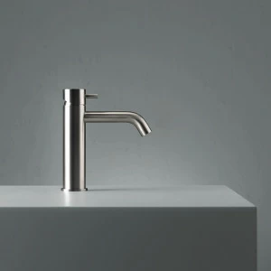 Источник. 12 03. Смеситель для умывальника Quadrodesign