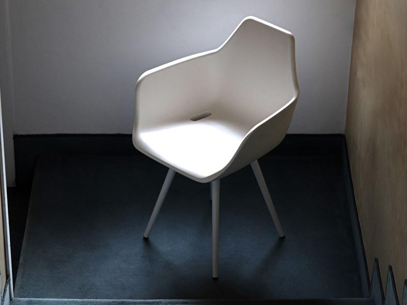 ALMA DESIGN Кресло полиэтиленовое с подлокотниками Y chair 2095 - Вид №1