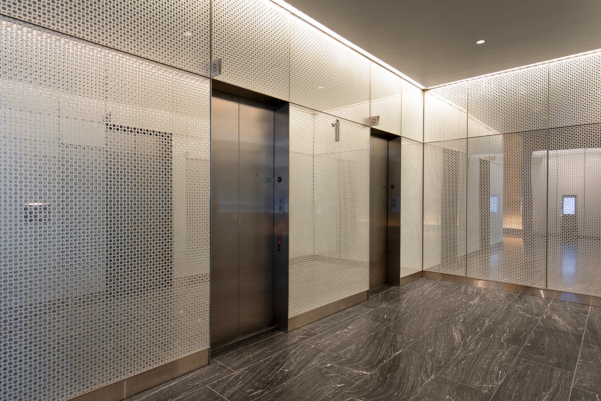 FSRT645 Система обшивки стен Levelr с панелями из вивихромного хромового стекла с прослойкой индивидуального цвета, показанная в конфигурации «отражающий» с отделкой pearlex +, нержавеющая сталь с отделкой «горный хрусталь» и открывающиеся ребра из нержав Forms-surfaces  - Вид №1