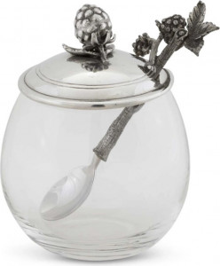 10648829 Vagabond House Банка для мёда и джема с ложкой Vagabond House Ежевика 360мл, стекло Стекло