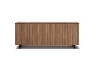 Деревянный шкаф с распашными дверями