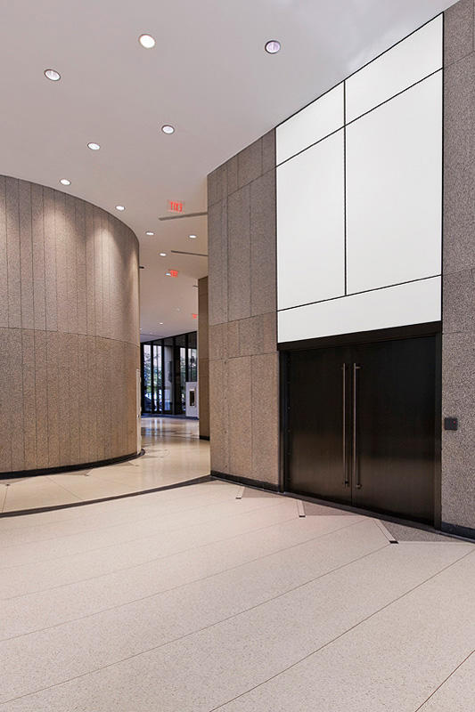 FSRT675 Система облицовки стен Levele панелями лайтпланов; Вставки из вивихромового хромового стекла с белой прослойкой и опалексной отделкой показаны с подсветкой в ​​здании Brandywine, Уилмингтон, Делавэр Forms-surfaces  - Вид №21