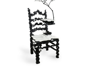 Деревянный и мраморный стул