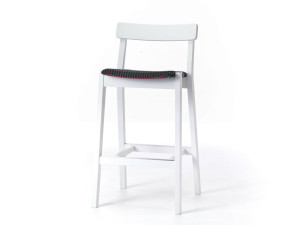 Высокий деревянный табурет с подставкой для ног