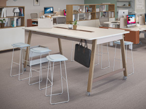 Высокий стол для совещаний из меламина с колесами