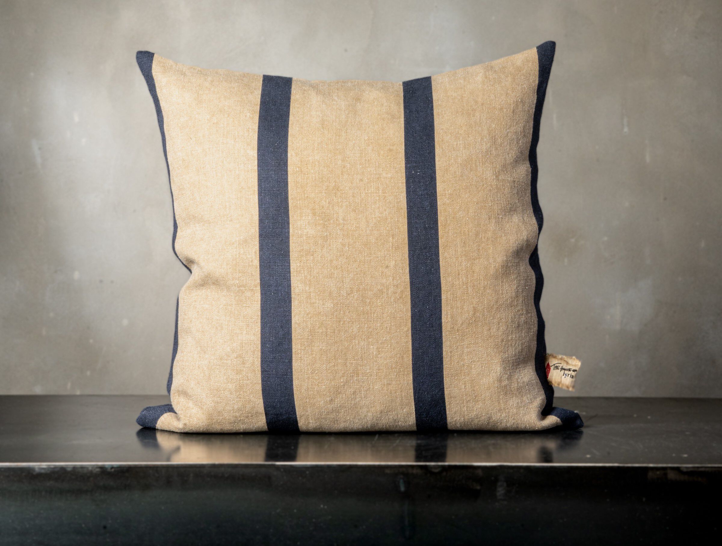 Квадратная льняная подушка The House of Lyria ORTIE ARCH-00132473