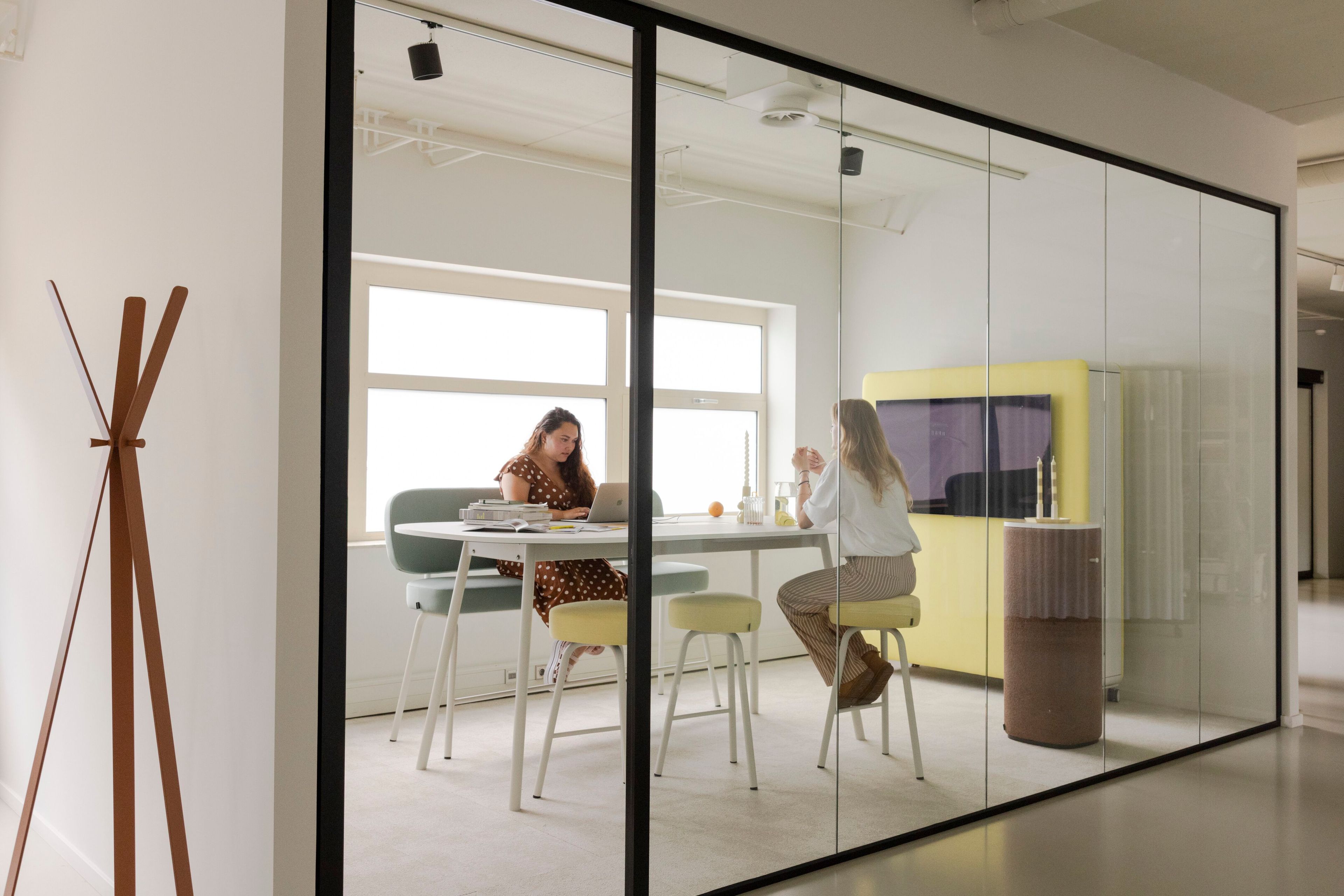 Высокий тканевый стул с подставкой для ног Cascando Pully ARCH-00084132 - Вид №1