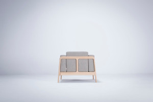 Тканевое кресло с подлокотниками