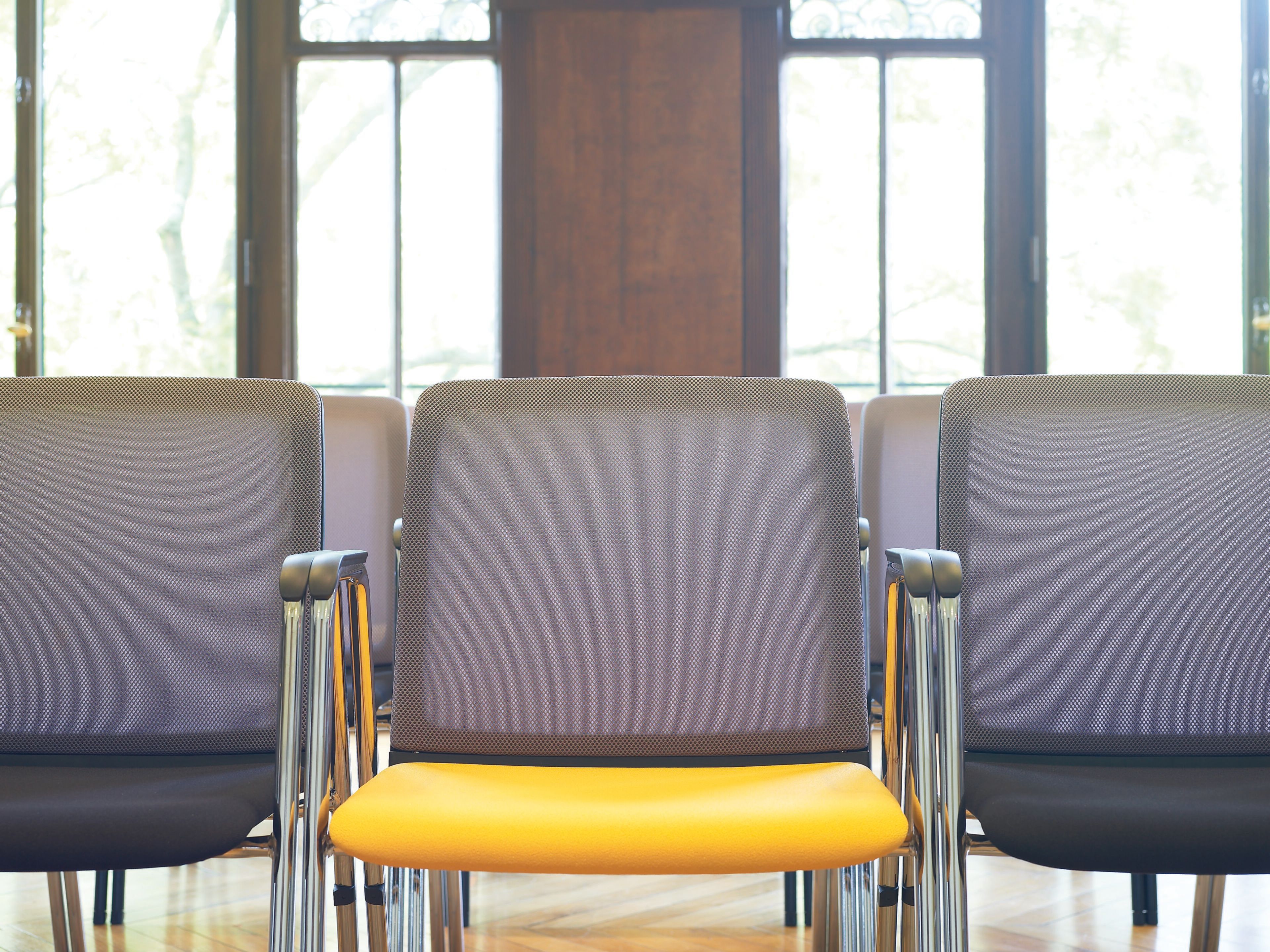 Тканевый консольный стул для конференций с подлокотниками Haworth Lively ARCH-00022514 - Вид №1